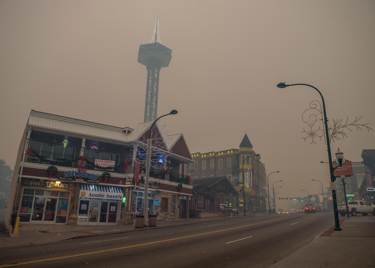 Thick smoke from area forest fires looms in Gatlinburg, Tenn., Monday, Nov. 28, 2016. (Brianna Paciorka/Knoxville News Sentinel via AP)