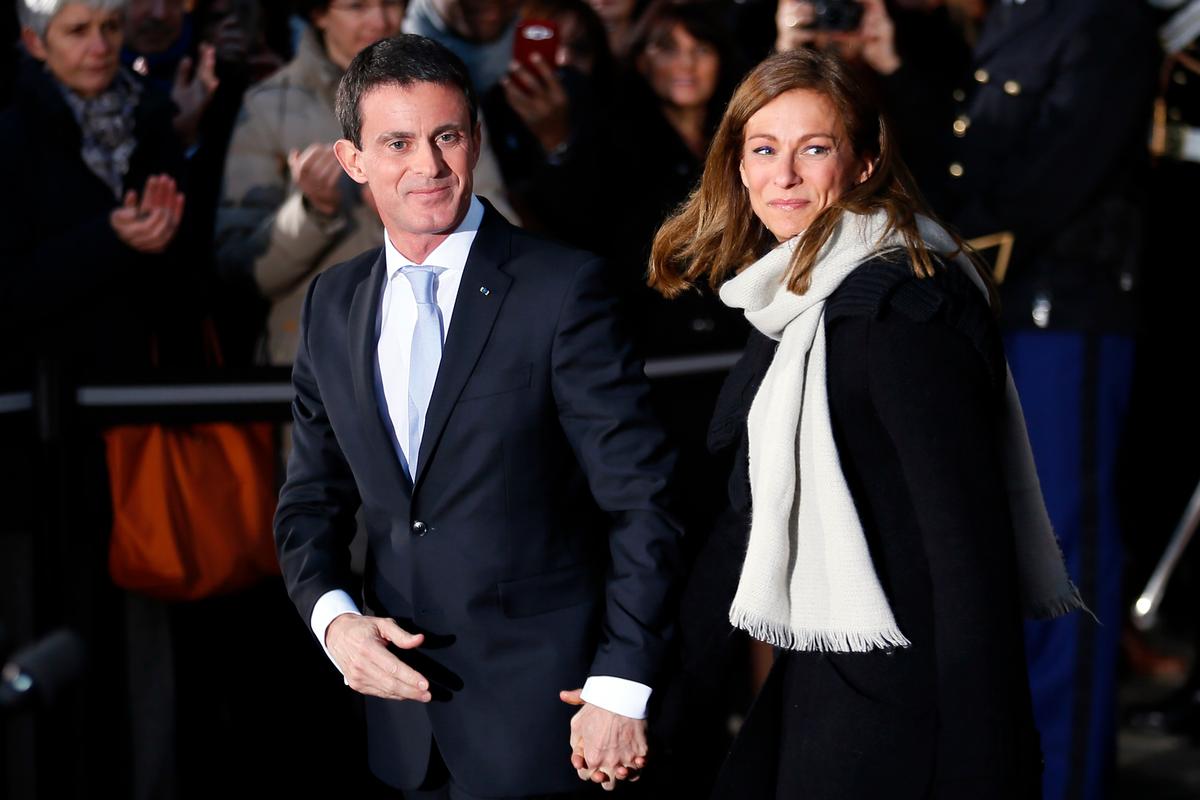 Outgoing Prime Minister Manuel Valls (L) and his wife Anne Gravoin leave after the hand over ceremony in Paris on Dec.6, 2016. (AP Photo/Francois Mori)