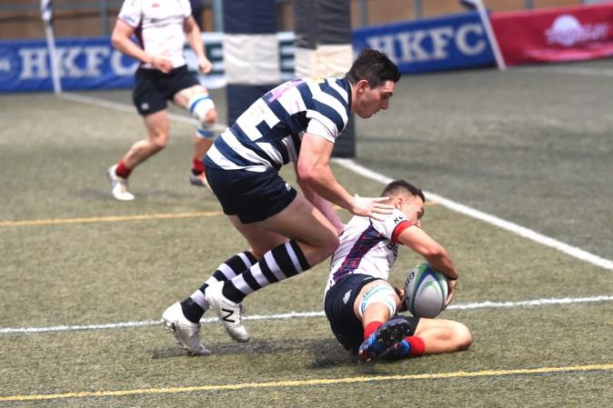 HKFC's Charlie Higson is pipped to this chip towards the HK Scottish line in their HKRFU Premiership match at HKFC on Saturday Dec 3, 2016, but HKFC were awarded a penalty try just before half time following the resulting scum, for a 27-10 half time score. Although HKFC fared better in the 2nd half they could not stop Scottish running out 37-22 winners.<br/>(Bill Cox/Epoch Times)