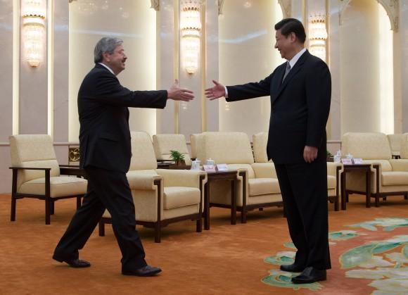 Iowa Gov. Terry Branstad meets Chinese leader Xi Jinping in Beijing on April 15, 2013. (Andy Wong-Pool/Getty Images)