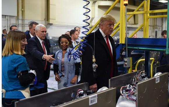 President-elect Donald Trump and Vice President-elect Governor Mike Pence (L) visit the Carrier air conditioning and heating company in Indianapolis, Indiana on Dec. 1, 2016.(TIMOTHY A. CLARY/AFP/Getty Images)