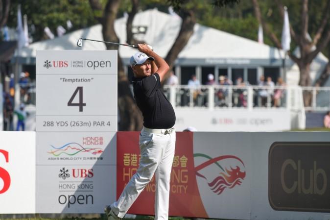 Sam Brezel of Australia hits an iron off the 4th tee in round 3 of the UBS Hong Kong Open on Saturday Dec 10, 2016. (Bill Cox/Epoch Times)