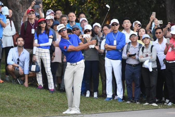 Rafa Cabrera Bello chips to the 13th green after a wayward 2nd shot, during round 3 of the UBS Hong Kong Open on Saturday Dec 10, 2016. (Bill Cox/Epoch Times)