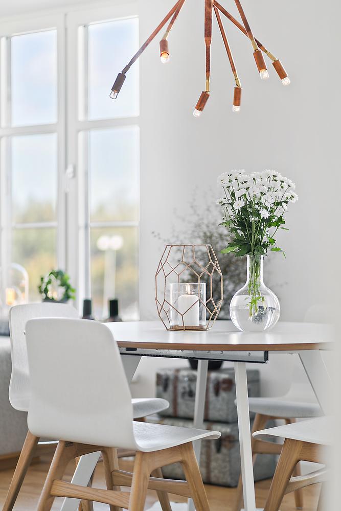 Fresh flowers and candles are popular elements in Scandinavian homes. (IsakBA/Shutterstock)