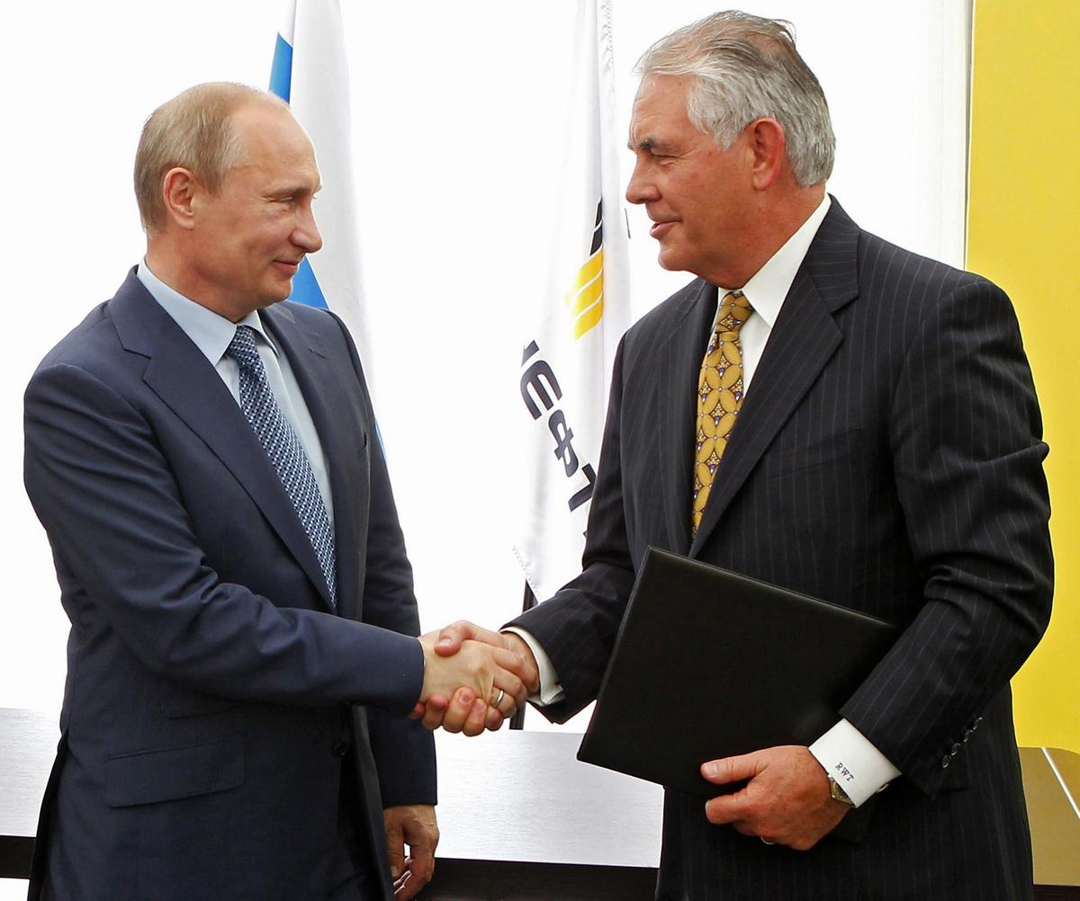 Russian President Vladimir Putin (L) and ExxonMobil CEO Rex Tillerson at a signing ceremony of an agreement between state-controlled Russian oil company Rosneft and ExxonMobil at the Black Sea port of Tuapse, southern Russia. (Mikhail Klimentyev/RIA-Novosti, Presidential Press Service via AP, Pool)