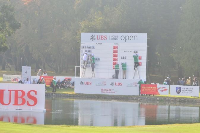 Updating the leaderboard at the UBS Hong Kong Open on Sunday Dec 11, 2016. (Eddie So)