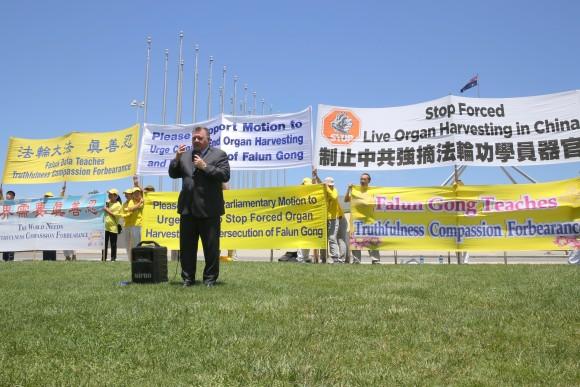 Mr Craig Kelly, member of parliament for Hughes, speaks at Capital Hill spoke to the rally about "why I have been proud to be co-chairmen of the Parliamentary group against forced organ harvesting." Canberra, Australia, Nov. 21, 2016. (Linda Zhang/Epoch Times)