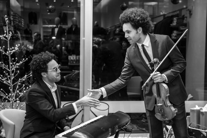 Jazz players Scott and Tony Tixier perform at the SAYKI grand opening and holiday cocktail event at their first store in New York on Dec. 15, 2016. (Benjamin Chasteen/Epoch Times)