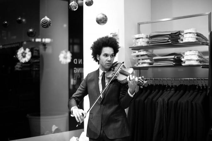 Jazz players Scott and Tony Tixier perform at the SAYKI grand opening and holiday cocktail event at their first store in New York on Dec. 15, 2016. (Benjamin Chasteen/Epoch Times)