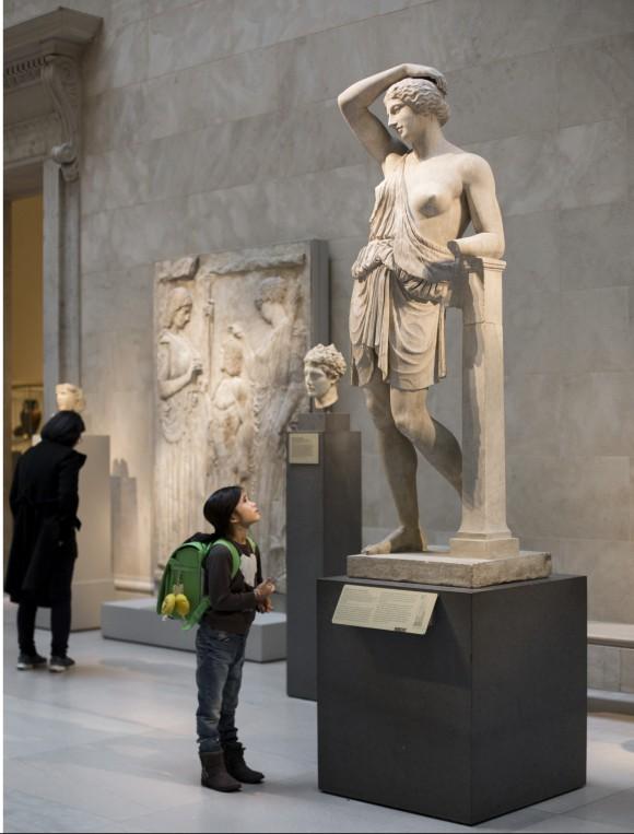A girl looks at a statue at the Metropolitan Museum of Art in New York City on Dec. 29, 2016. (Samira Bouaou/Epoch Times)
