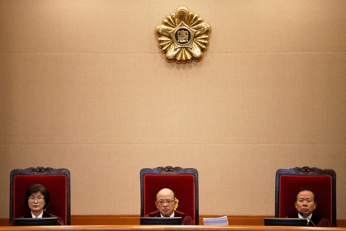 Chief Justice Park Han-chul (C) presides over the first hearing arguments for South Korean President Park Geun-hye's impeachment trial at the Constitutional Court in Seoul, South Korea, on Jan 3, 2017. (Kim Hong-Ji/Pool Photo via AP)