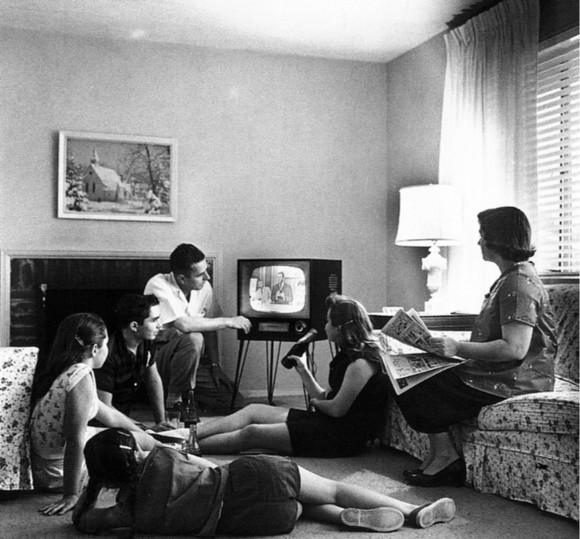 A family huddles around the television in the late 1950s. (National Archives and Records Administration/Evert F. Baumgardner [Public domain], via Wikimedia Commons)
