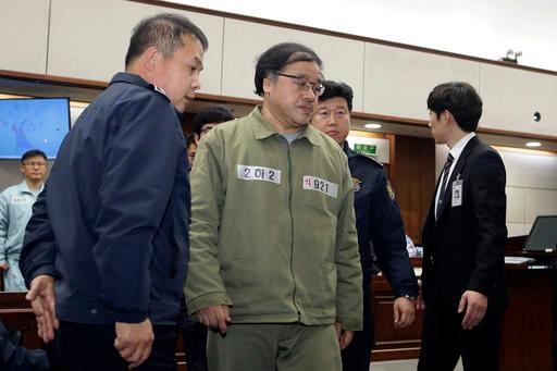 Ahn Jong-beom, Park Geun-hye's former senior secretary for policy coordination, appears for his trial at the Seoul Central District Court in Seoul, on Jan. 5, 2017. (Chung Sung-Jun/Pool Photo via AP)