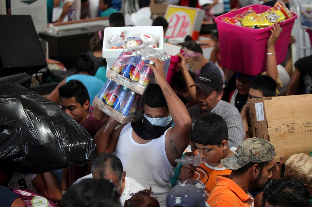 People ransack a store in Veracruz, Mexico on Jan. 5, 2017. (AP Photo/Felix Marquez)