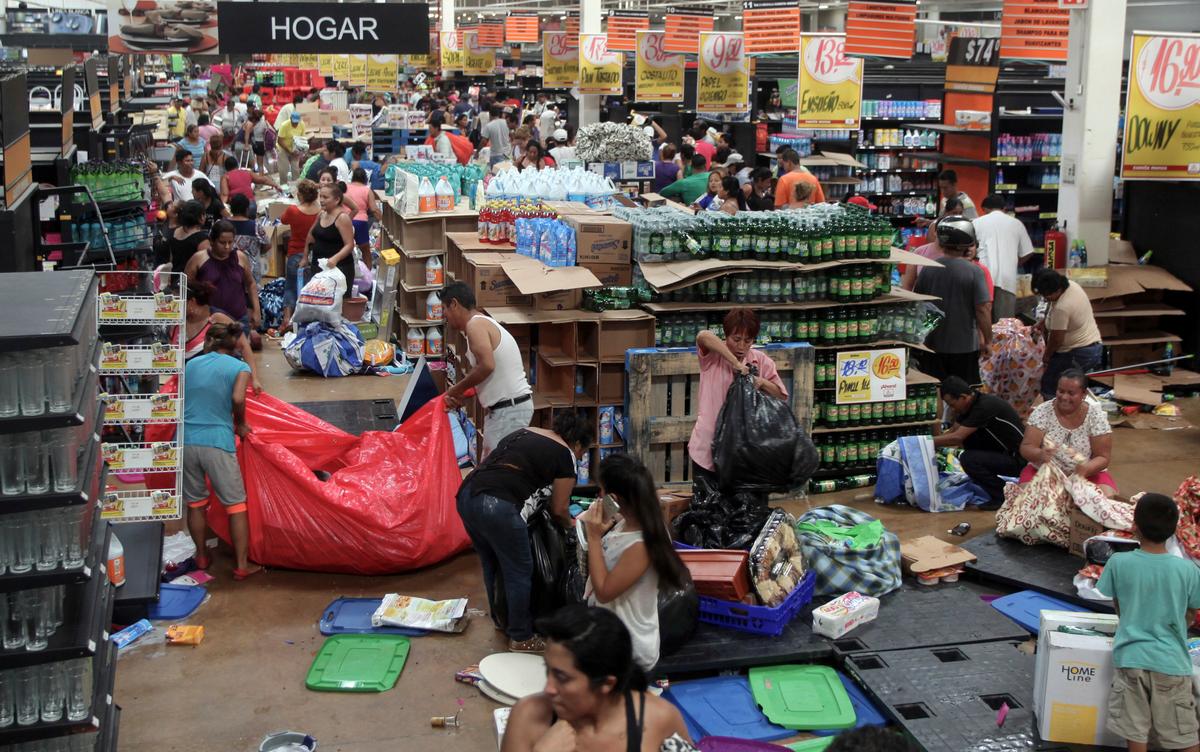 People ransack a store in Veracruz, Mexico onJan. 5, 2017. (AP Photo/Felix Marquez)