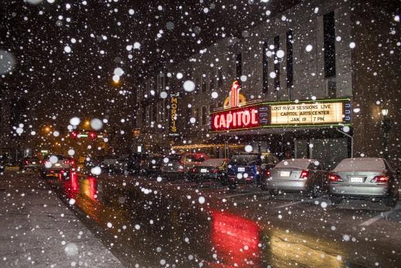 Snow falls in Bowling Green, Ky., on Jan. 5, 2017. (Austin Anthony/Daily News via AP)