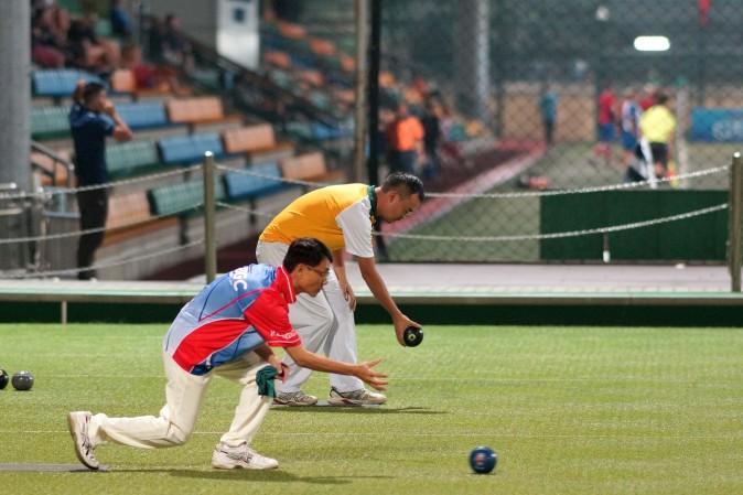 Kowloon Bowling Green Club's Raymond Ho (front) and Craigengower Cricket Club's Robin Chok defeated their opponents in the semi-finals of the National Knock-out Singles to enter the final last Sunday Jan 8, 2017. Ho beat Chok in the final to lift his third title. (Mike Worth)
