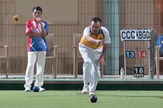 Craigengower Cricket Club's Robin Chok (delivering) tried hard against Kowloon Bowling Green Club's Raymond Ho in the finals of the National Knock-out Singles last Sunday Jan 8, 2017. But Ho finally beat Chok in the final to lift his third title. (Mike Worth)