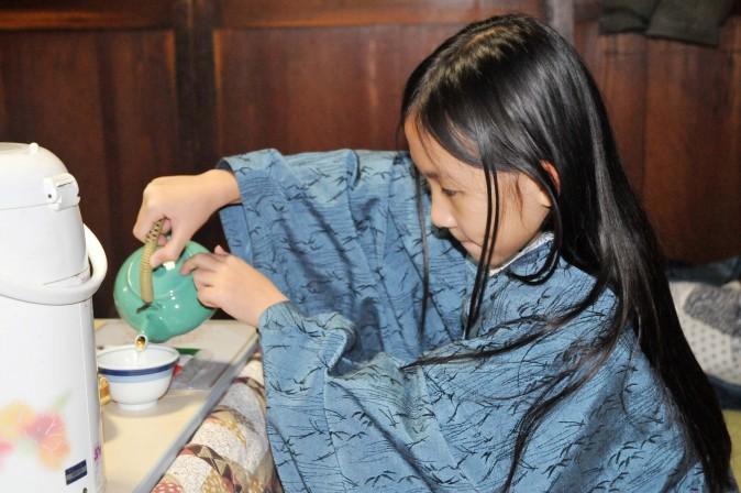 Figure 8 Enjoying a cup of Japanese green tea in the morning (Sun Mingguo/Epoch Times)