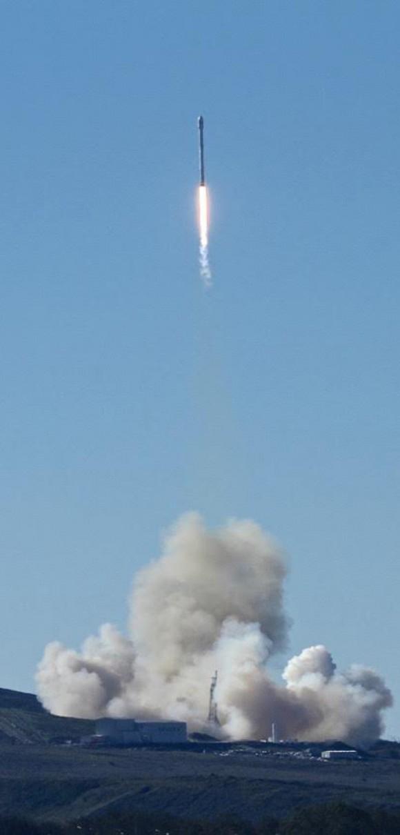 Space-X's Falcon 9 rocket successfully launches with 10 satellites into orbit for Iridium Communications Inc., at Vandenberg Air Force Base, Calif. on Jan. 14, 2017. (Matt Hartman via AP)