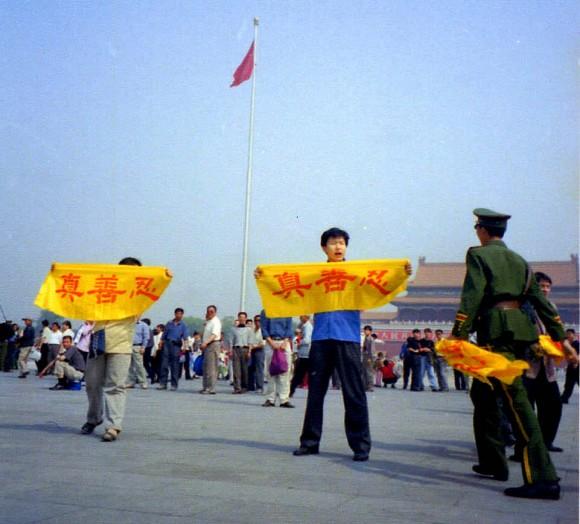 Chinese policeman approach Falun Gong practitioners who traveled across China to Tiananmen Square to stage peaceful appeals against the persecution in 2001. (Courtesy of Minghui)