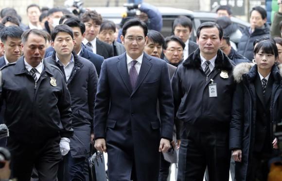 Lee Jae-yong, center, a vice chairman of Samsung Electronics Co. arrives for the hearing at the Seoul Central District Court in Seoul, South Korea, on Jan. 18, 2017. (AP Photo/Lee Jin-man)