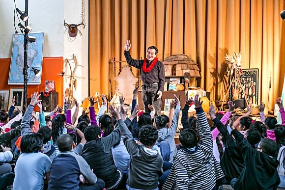 Tommy Cheng teaches American Indian culture to children at the Children's Cultural Center of Native America in Harlem, New York, on Jan. 12. (Benjamin Chasteen/Epoch Times)