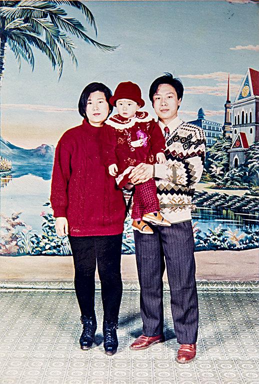 (L–R) Wang Huijuan, Li Fuyao, and Li Zhenjun in the city of Tianjin, China, in 1995, three years before they started practicing Falun Gong. (Courtesy of Li Zhenjun)
