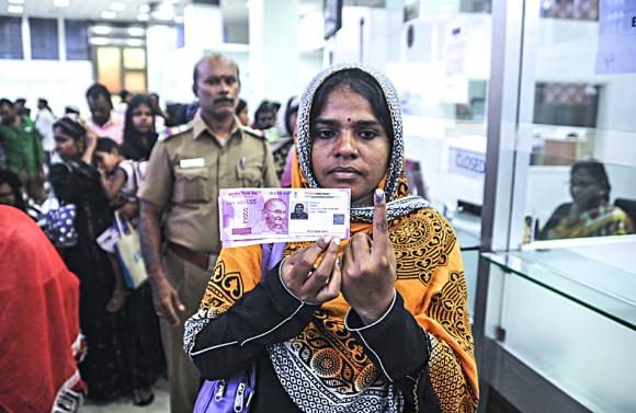 A woman with new 2,000 rupee notes after exchanging 500 and 1,000 rupee banknotes at a bank in Chennai, India, on Nov. 17, 2016. (ARUN SANKAR/AFP/Getty Images)