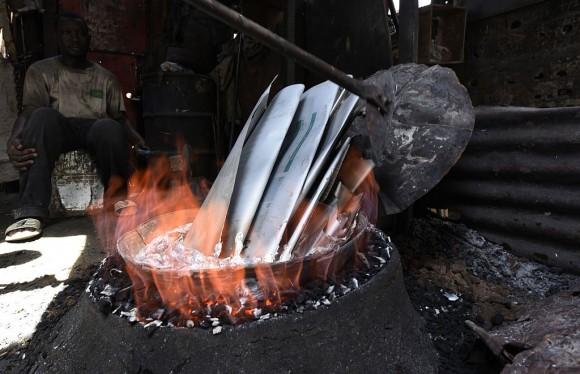 Aluminium plates are melted to produce cooking pots on Oct. 12, 2015, in Dakar, Senegal. Pots produced this way release lead and other toxins into food, according to a study published in the February 2017 issue of the journal Science of the Total Environment. (Seyllou/Getty Images)