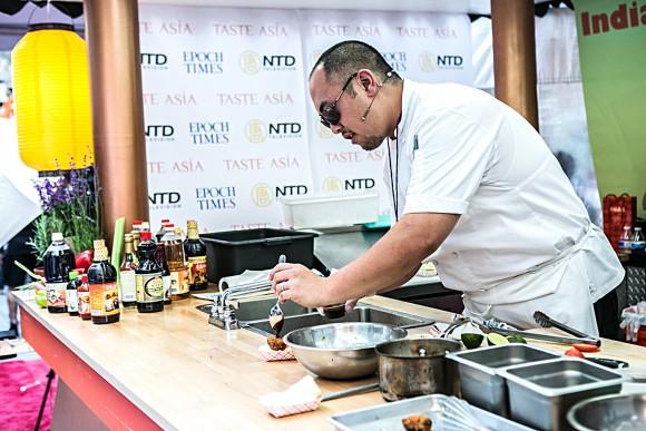 Chef Brian Tsao cooks Oyster Tempura Po' Boys at the 2015 Taste Asia Food Festival on Times Square in New York on June 26, 2015. (Samira Bouaou/Epoch Times)