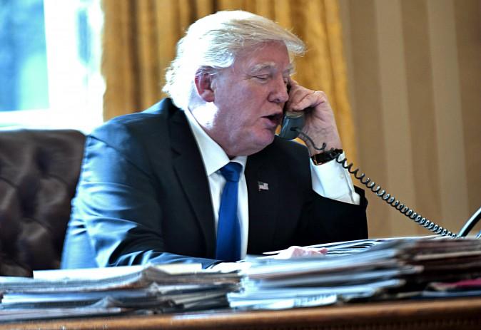 US President Donald Trump speaks on the phone with Russia's President Vladimir Putin from the Oval Office of the White House in Washington on Jan. 28, 2017. (MANDEL NGAN/AFP/Getty Images)