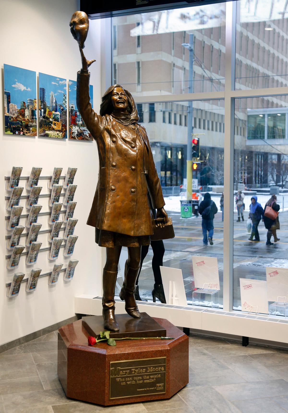 Life-size bronze statue of Mary Tyler Moore at the Minneapolis Visitor Center. (AP Photo/Jim Mone)