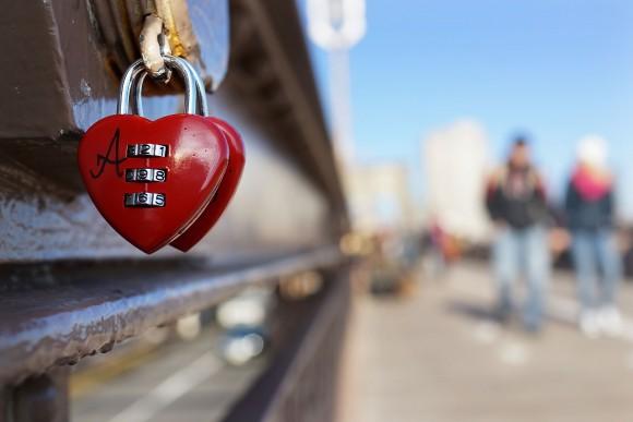 A "love lock" is viewed on the Brooklyn Bridge (Photo by Spencer Platt/Getty Images)