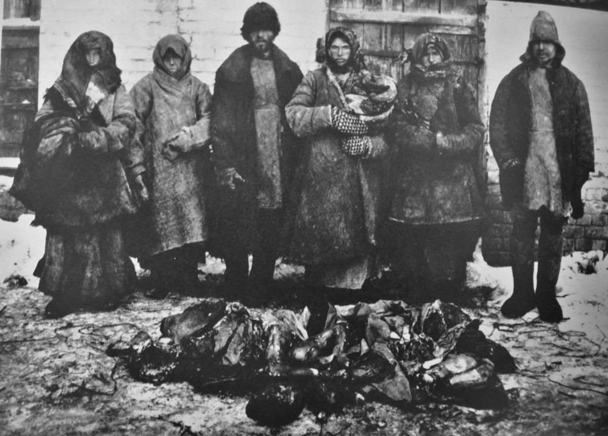 Peasants stand in front of human remains. Cannibalism was widespread during the Russian famine between 1921 and 1922. (Creative Commons/Wikimedia)