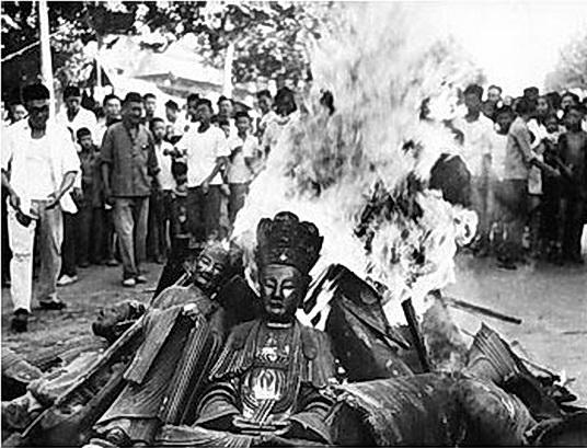 Buddhist statues are set on fire during the Cultural Revolution (1966-1976), a decade-long bloody campaign to destroy traditional culture that targeted religions and killed millions. (Public Domain)