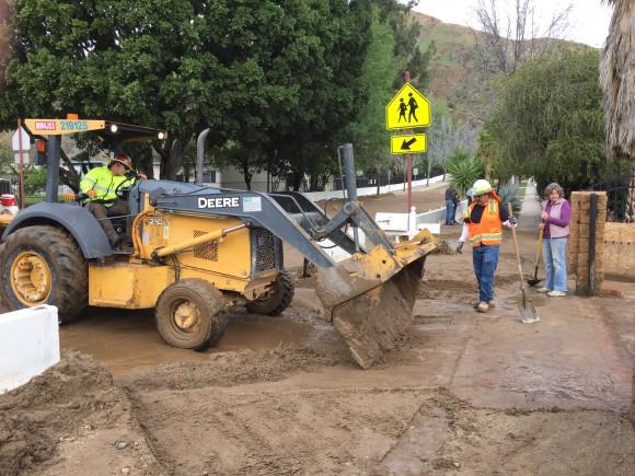 Residents and city workers clean up after a mudslide in Duarte, Calif. on Feb. 18. (Sarah Le/Epoch Times)