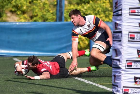 Valley scrumhalf Ruan Duplooy scores his 2nd try during the HKRFU Premiership match against Hong Kong Cricket Club at Happy Valley on Saturday Feb 18, 2017. (Bill Cox/Epoch Times)