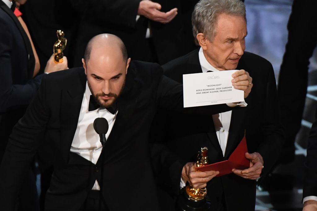 "La La Land" producer Jordan Horowitz (L) shows the card reading Best Film 'Moonlight" next to US actor Warren Beatty after the latter mistakingly read "La La Land" initially at the 89th Oscars in Hollywood, CA., on Feb. 26, 2017. (MARK RALSTON/AFP/Getty Images)