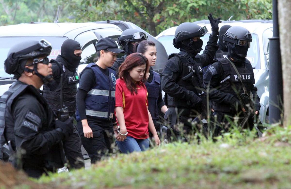 Indonesian suspect Siti Aisyah (C) in the ongoing assassination investigation, is escorted by police officers as she arrives at Sepang court in Sepang, Malaysia on March 1, 2017. (AP Photo)