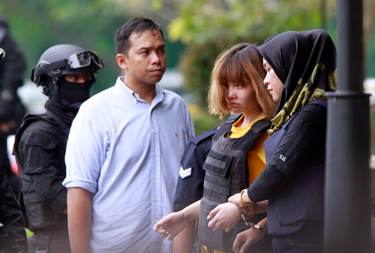 Vietnamese suspect Doan Thi Huong, second from right, in the ongoing assassination investigation, is escorted by police officers out from Sepang court in Sepang, Malaysia on March 1, 2017. (AP Photo/Daniel Chan)