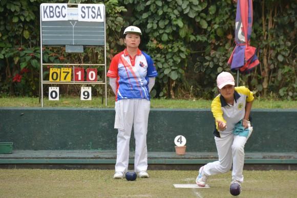 Cheryl Chan of Shatin Sports Association (delivering) mark her birthday with the National Champion of Champions Singles title last Sunday, March 5, 2017. She defeated Amy Chwang from Kowloon Bowling Green Club in the final to capture her first major lawn bowls trophy. (Stephanie Worth)