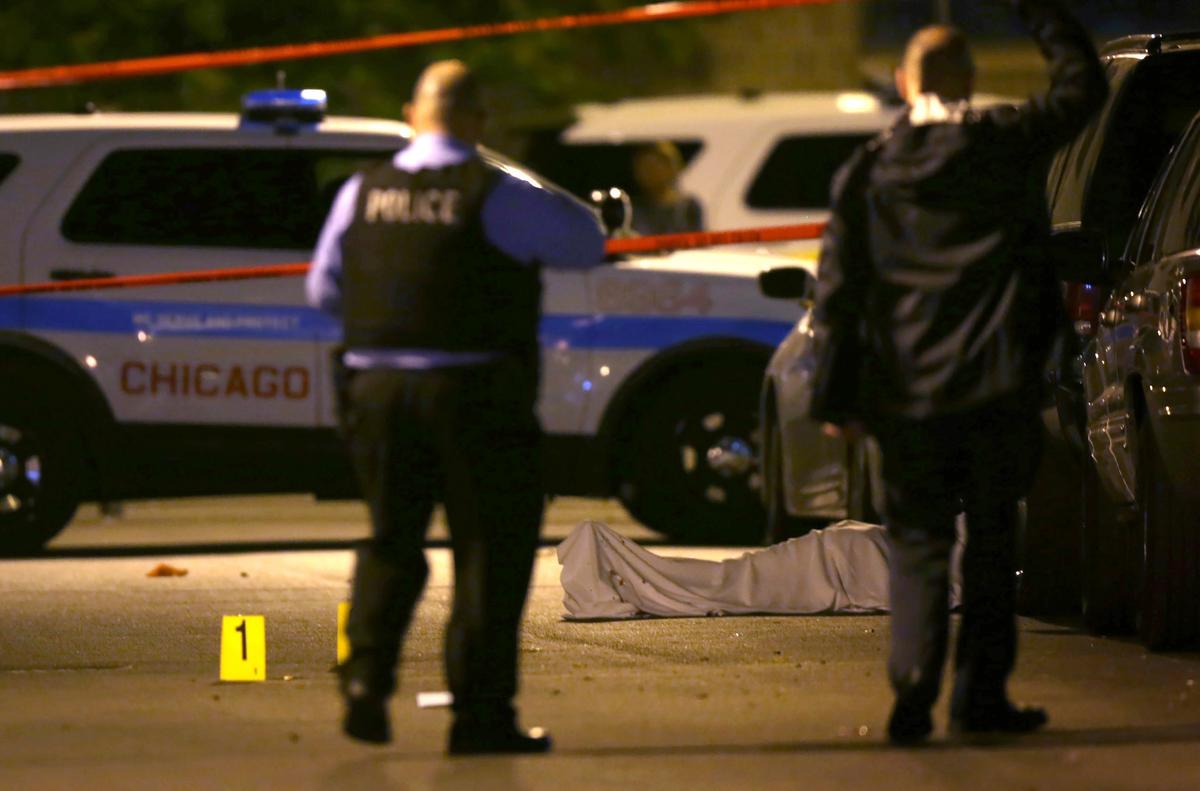 Police work the scene where a man was fatally shot in the chest in Chicago, in this file photo. (E. Jason Wambsgans/Chicago Tribune via AP)
