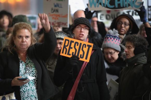 Protesters rally outside the Kluczynski Federal Building in the downtown Chicago Loop to demonstrate against the president in Chicago, Ill., on Jan. 31, 2017. (Scott Olson/Getty Images)