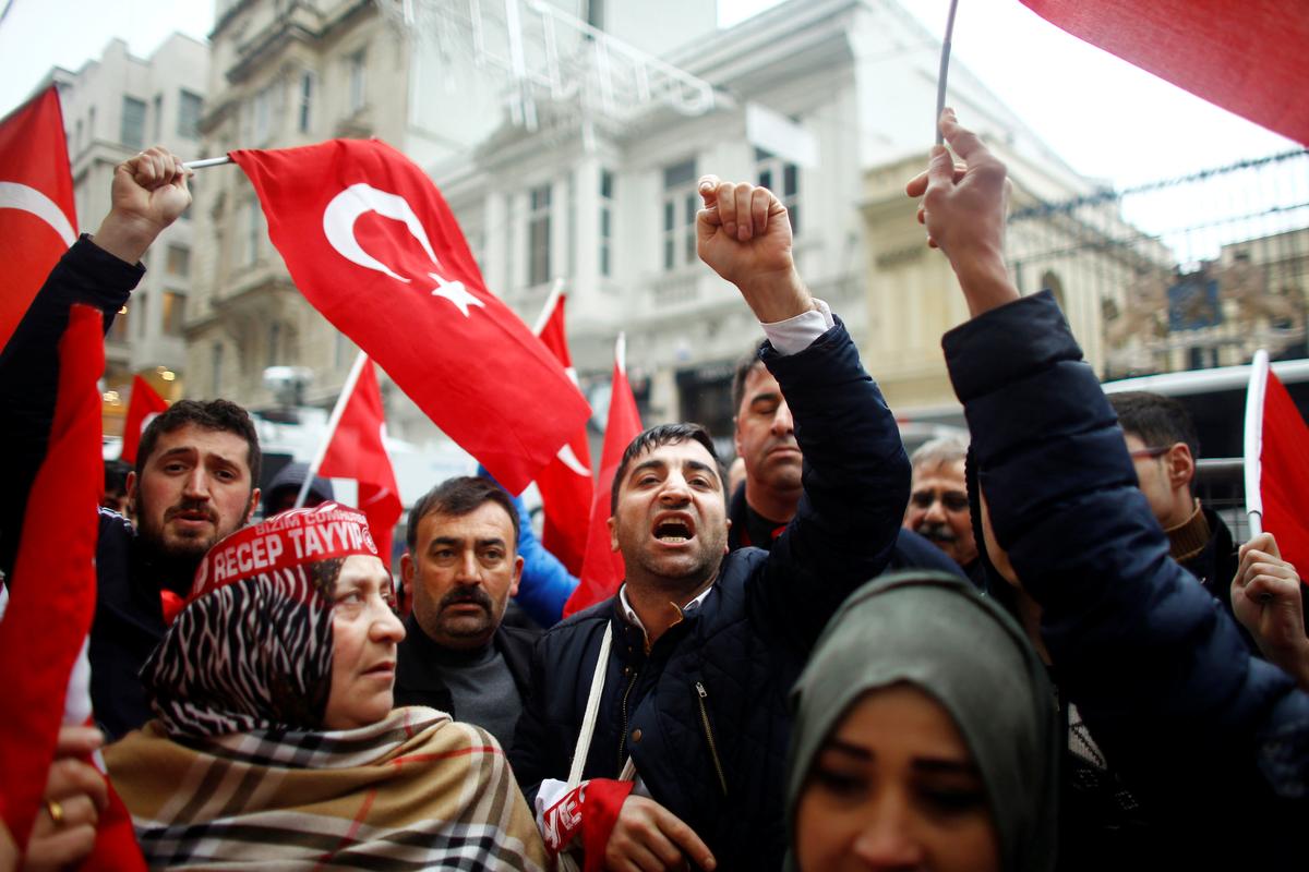 People shout slogans during a protest in front of the Dutch Consulate in Istanbul, Turkey on March 12, 2017. (REUTERS/Osman Orsal)
