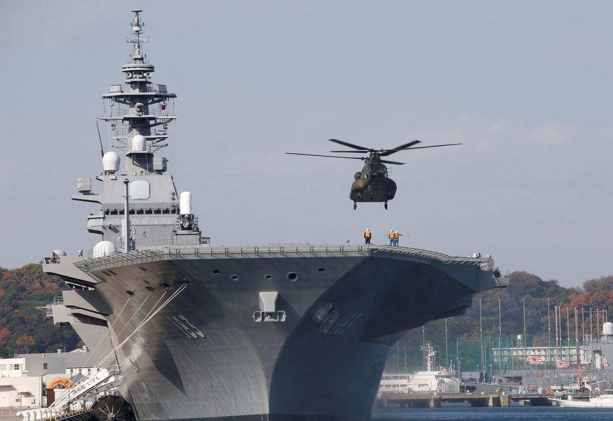 A helicopter lands on the Izumo, Japan Maritime Self Defense Force's (JMSDF) helicopter carrier, at JMSDF Yokosuka base in Yokosuka, south of Tokyo, Japan onDec. 6, 2016. (REUTERS/Kim Kyung-Hoon)