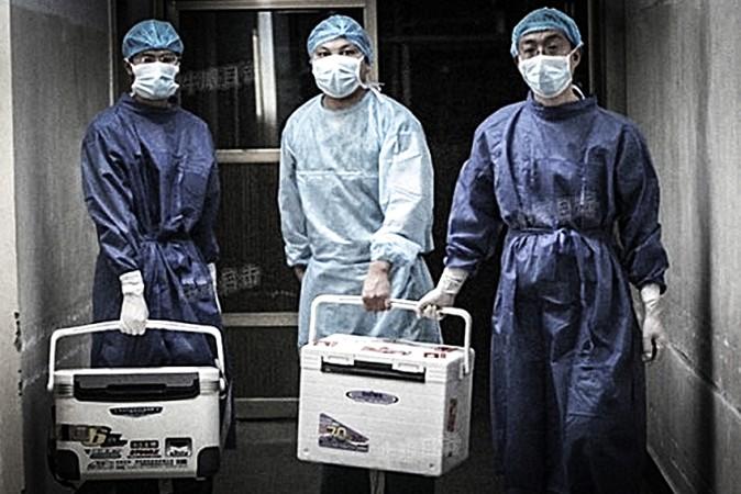 Chinese doctors carry fresh organs for transplant in 2012. (Screenshot/Sohu.com)