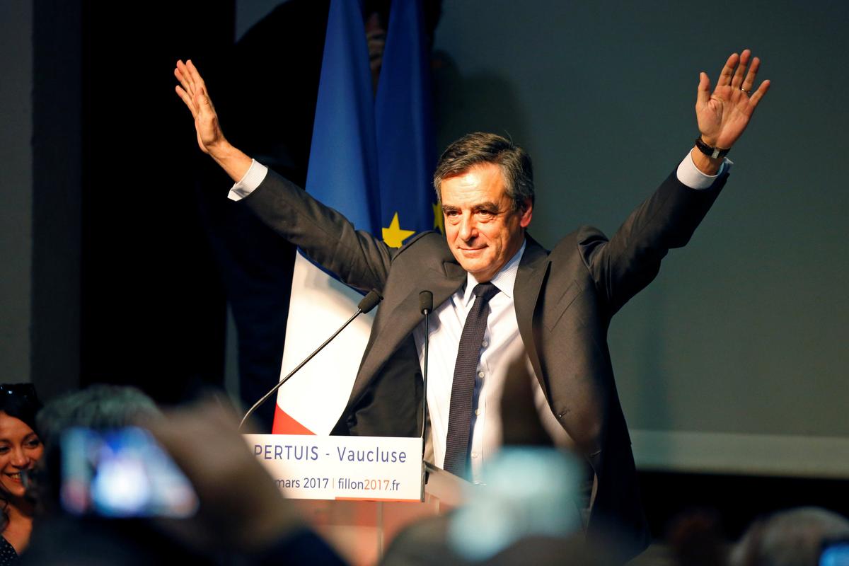 Francois Fillon, former French prime minister, member of the Republicans political party and 2017 presidential election candidate of the French centre-right, waves at supporters during a campaign rally in Pertuis, France on March 15, 2017. (REUTERS/Charles Platiau)
