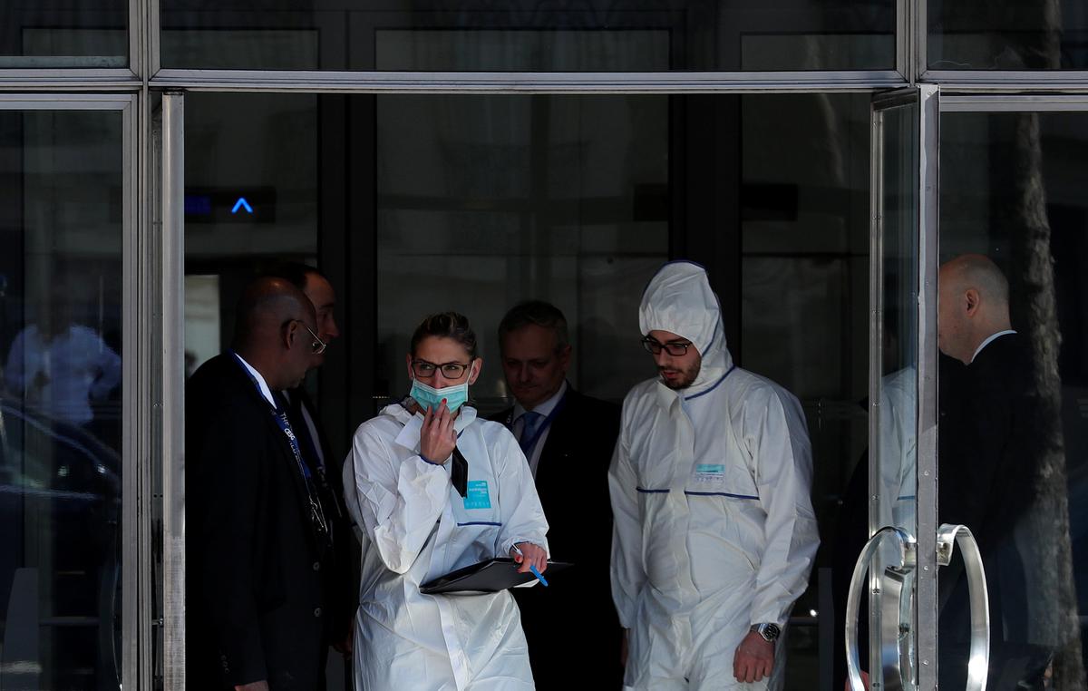 Members of the scientific Police leave the International Monetary Fund (IMF) offices where an envelope exploded in Paris, France on March 16, 2017. (REUTERS/Christian Hartmann)