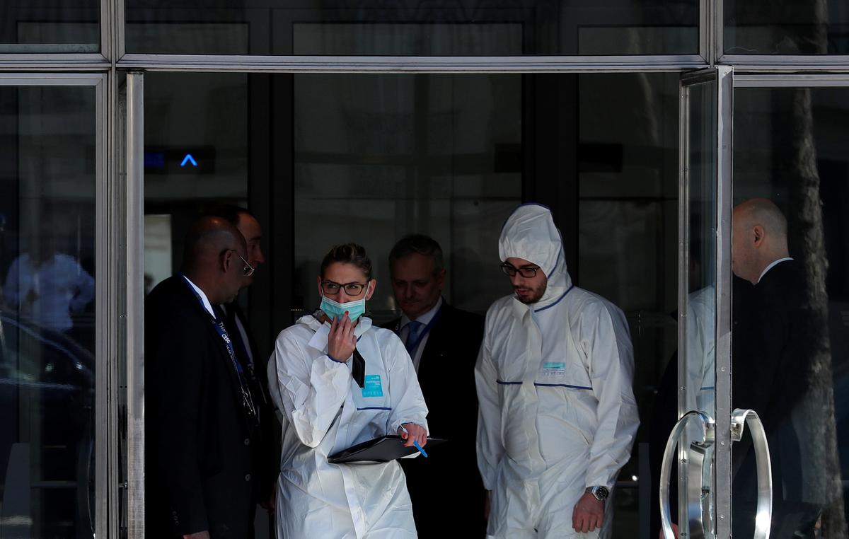 Members of the scientific Police leave the International Monetary Fund (IMF) offices where an envelope exploded in Paris, France on March 16, 2017. (REUTERS/Christian Hartmann)